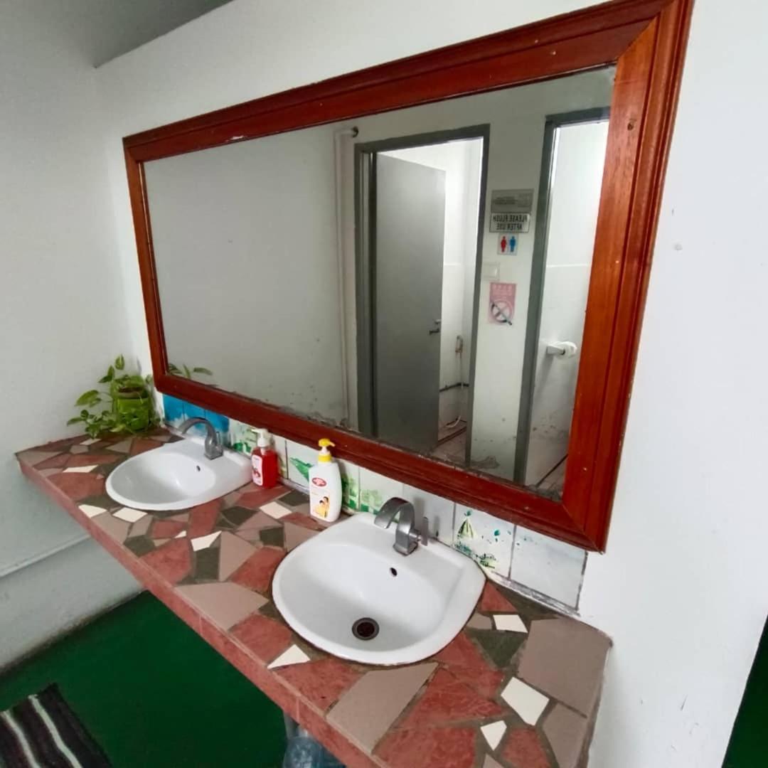Tabun Homestay Miri Buitenkant foto